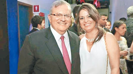 希臘駐巴西大使埃米里迪斯（左）與妻子奧里維拉過往合照。