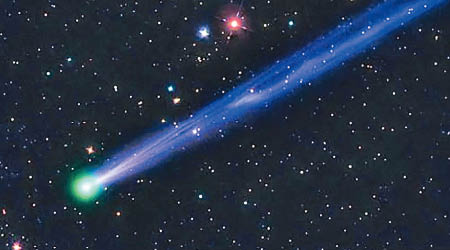 彗星擁有綠頭和藍尾巴的顏色。（NASA圖片）
