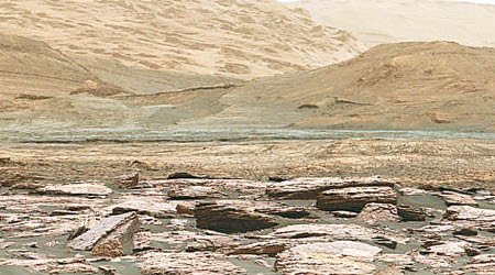 「好奇號」在火星上拍攝到紫色岩石。（NASA圖片）