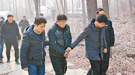 四名綁匪先後在鶴山區、淇濱區等地落網。（互聯網圖片）