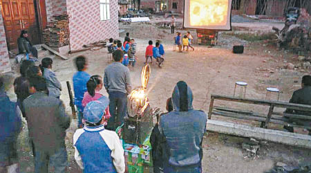 村民露天觀看免費電影。（互聯網圖片）