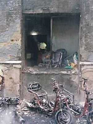 多輛電單車被燒毀。（中時電子報圖片）