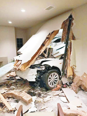 孫智昌駕車時，汽車撞穿車庫的牆。