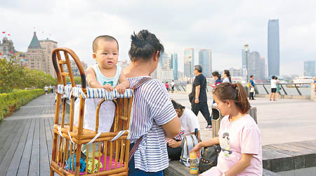 上海本地保母非常「吃香」。（互聯網圖片）