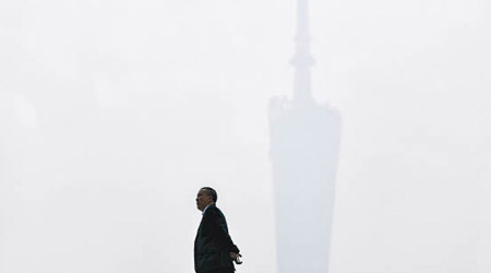 廣州塔在霧霾中若隱若現。（中新社圖片）