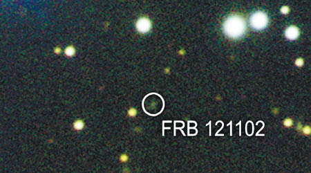 研究人員證實信號由FRB 121102（白圈示）發出。（互聯網圖片）