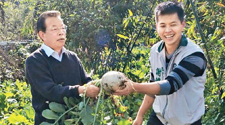 謝長廷（左）指養子謝維洲（右）欠債一事是「咎由自取」。（互聯網圖片）