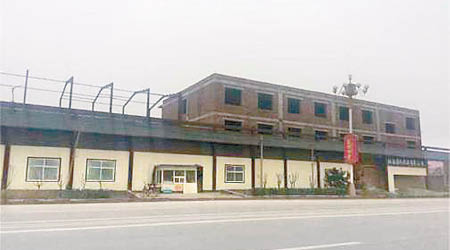 衡水冀州區當局在公路旁打造六、七米高的「遮醜牆」。