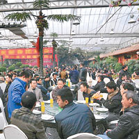 不少公司會趁歲末、新春舉行周年宴會，慰勞員工。（互聯網圖片）