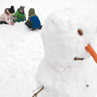 波斯尼亞小童在堆雪人。
