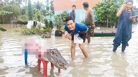 泰國<br>被宰的鱷魚只剩下血淋淋的軀幹。