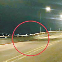 大橋部分橋面明顯下陷（紅圈示）。
