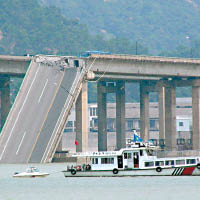 佛山九江大橋○七年亦曾有船隻撞上，當時更有橋面塌下。