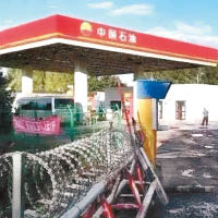新疆反恐保安嚴密，當地油站外都會設置路障。