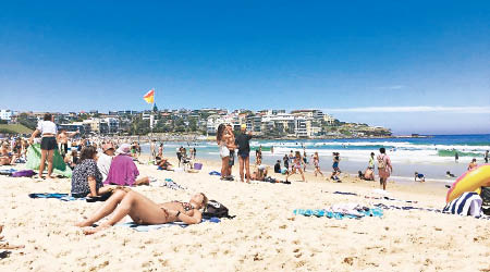 澳洲受熱浪侵襲，著名的邦迪沙灘有大批泳客。（互聯網圖片）