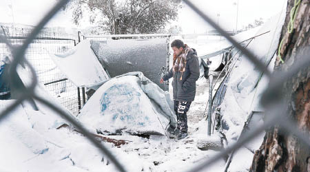 歐洲近日嚴寒，希臘萊斯沃斯島上的難民帳篷也被白雪覆蓋。