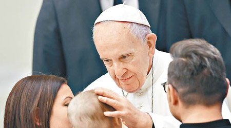 方濟各大談墮胎議題，圖為他前日在梵蒂岡輕撫一名嬰孩。