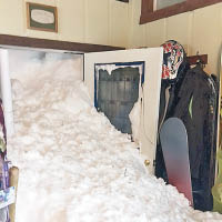 湧下山坡的雪衝開西格的家門。