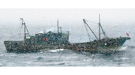 被南韓扣查的兩艘中國漁船。（互聯網圖片）