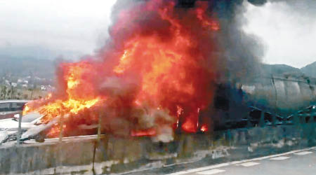 水泥罐車肇事後起火，冒出大量濃煙。（互聯網圖片）