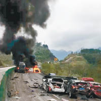 水泥罐車接連直撞多部私家車。