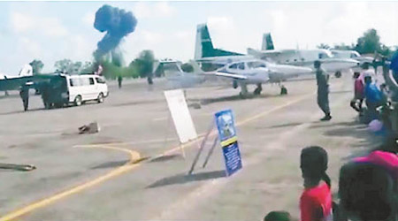 戰機墜毀後起火冒煙。（互聯網圖片）