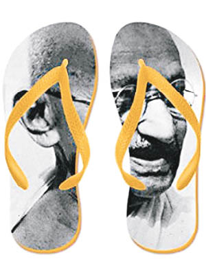 印度政府不滿網站發售甘地頭像人字拖鞋。（互聯網圖片）