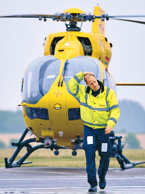 威廉將辭去直升機機師一職。（資料圖片）
