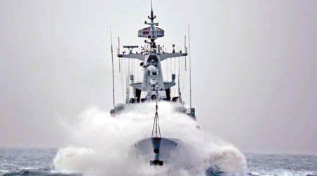 東海艦隊戰艦在風浪中航行演練。（互聯網圖片）