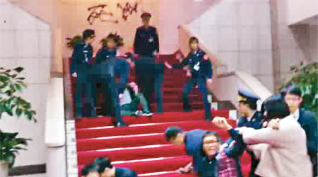 闖入行政院的國民黨黨工被警員制服。（中時電子報圖片）
