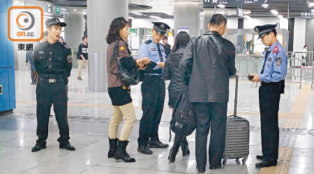 深圳南山地鐵站有安檢人員查乘客身份證。（王少君攝）