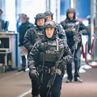 全美加緊戒備，紐約有特警在街頭巡邏。