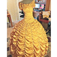 林奇親手縫製金色裙子。