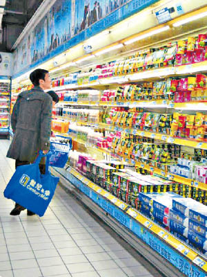 張姓代理商稱，內地超市（圖）會要求保質期過半的食品全數下架。