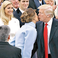 宣誓儀式前，特朗普親吻妻子。