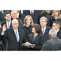副總統彭斯（前左一）亦宣誓就任。