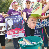 菲律賓 馬尼拉<br>示威者將特朗普的肖像倒進垃圾桶。