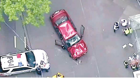 疑犯所駕的汽車停在路中，車頭受損。（澳洲電視畫面）