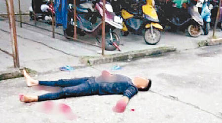 爆炸後男童手部等多處被炸傷，躺在地上。（互聯網圖片）