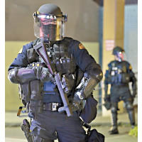 防暴警察全副武裝，在現場戒備。