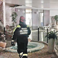 消防員在酒店內繼續搜索工作。