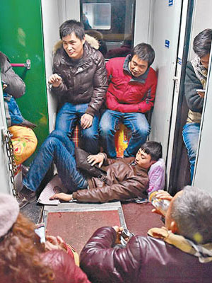 春運列車爆滿，有乘客躺在走廊。（互聯網圖片）