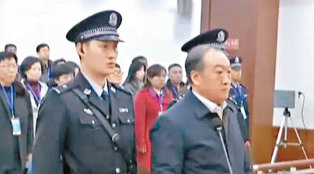 山東省濟南市中級人民法院宣判蘇榮受賄罪成，蘇榮表示不上訴。(電視畫面)