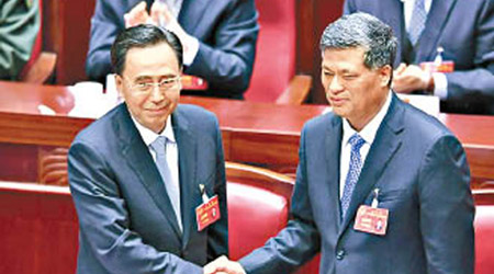 馬興瑞（右）當選廣東省長後與前省長朱小丹握手。（中新社圖片）