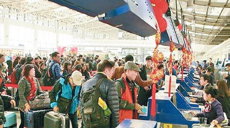 四川機場擠滿滯留旅客。（互聯網圖片）