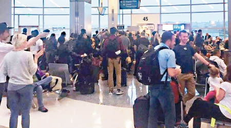 受航班延誤影響，大批乘客滯留機場。（互聯網圖片）