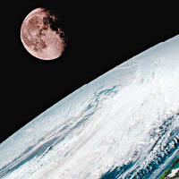 相片包括這張地球（前）與月球合照。（NOAA圖片）