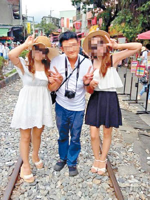 涉迷姦女乘客的台北的士司機（中）不時與乘客合照。