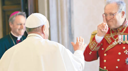 教宗（左）要求騎士團大教長費斯汀（右）下台。（資料圖片）
