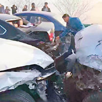 高速公路追撞事故導致多車嚴重損毀。（互聯網圖片）